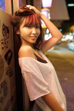 美女劈开腿漏透明内裤图片