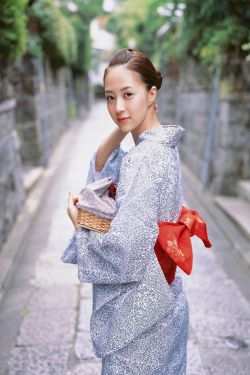 舔她下面